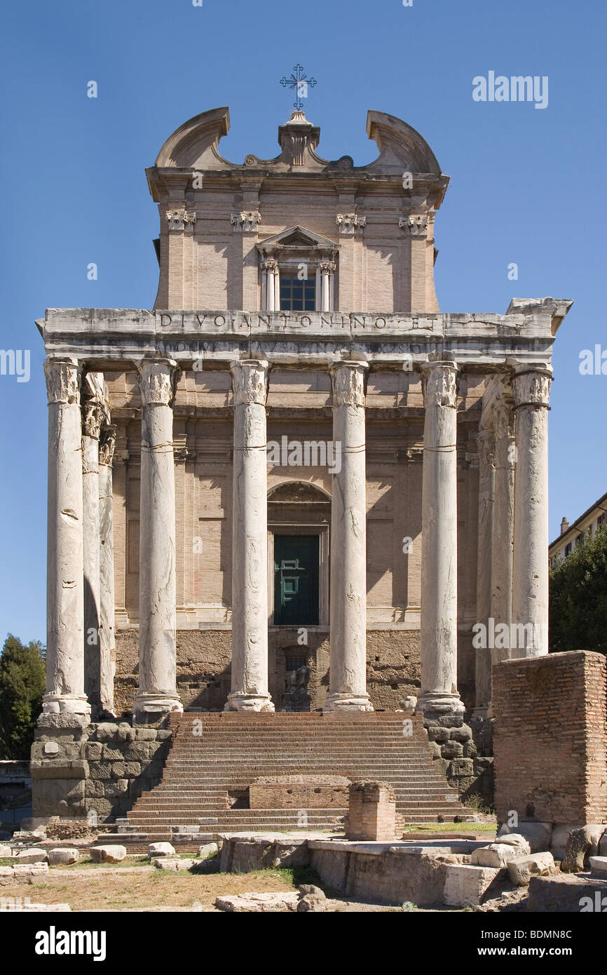 Rom, Forum Romanum, Tempel des Antonino Pio und der Faustina, Kirche San Lorenzo in Miranda Foto Stock