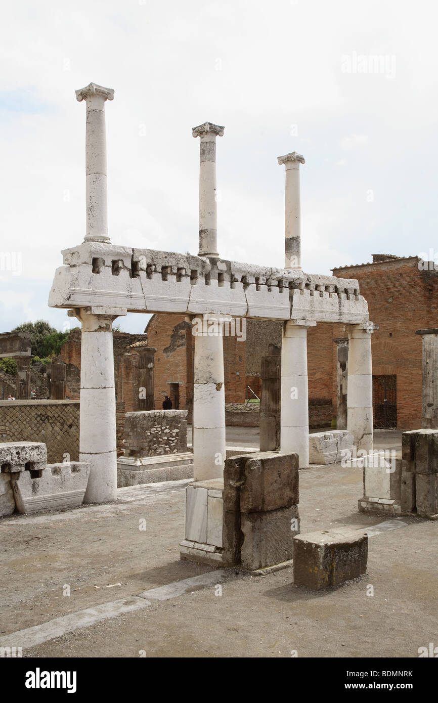 Pompei, Ausgrabungen der antiken Stadt, Reste des Porticus am Forum Foto Stock