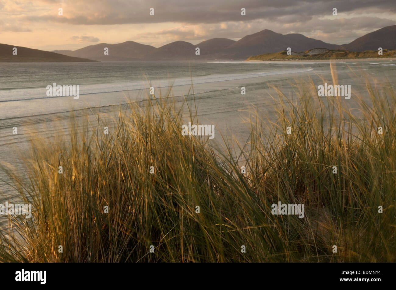Tramonto da dune di sabbia, Traigh Losgaintir, Isle of Harris, Scozia Foto Stock