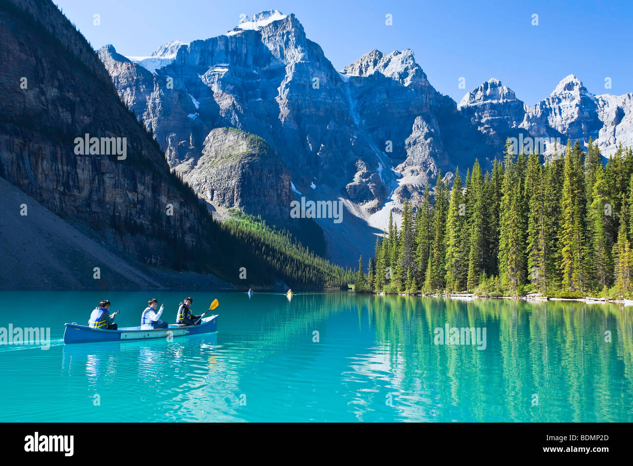 Canottaggio sul Lago Moraine e Valle dei Dieci Picchi, il Parco Nazionale di Banff, Alberta, Canada. Foto Stock