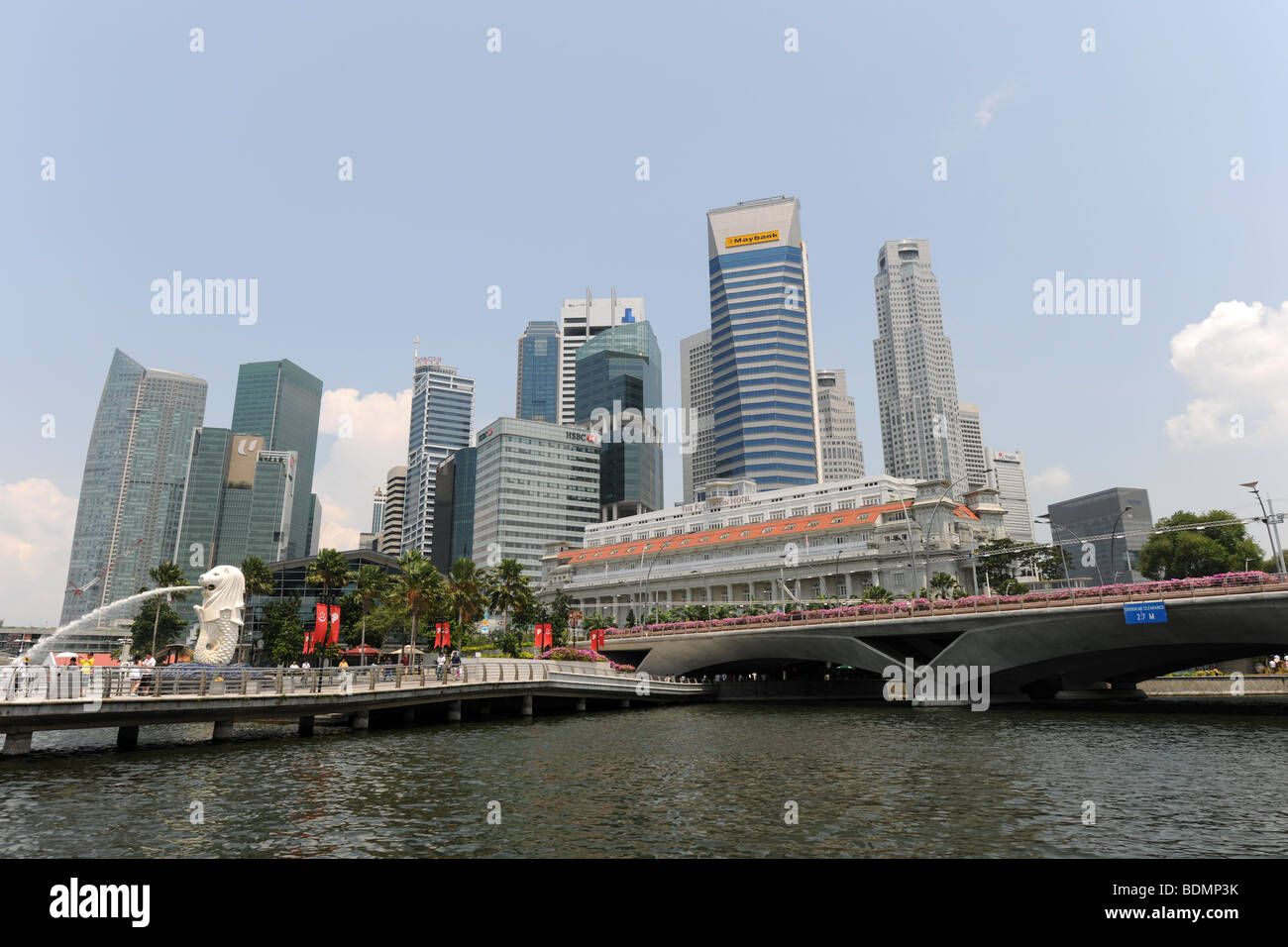 I turisti al Merlion Park, Fullerton Hotel e dello skyline della città, Singapore Foto Stock