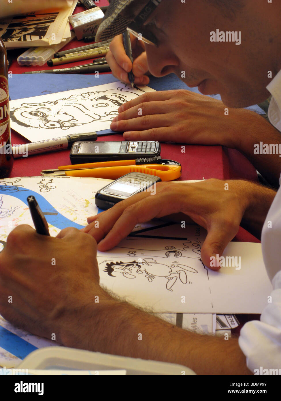 Maschio artisti cartoon a manziana comics evento, Italia Foto Stock