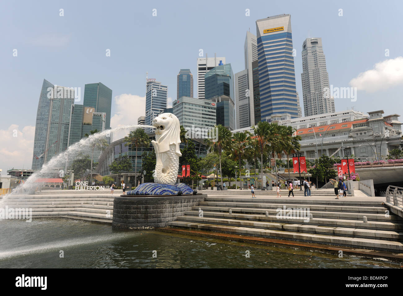 Il Merlion con central business district skyline della città, Singapore Foto Stock