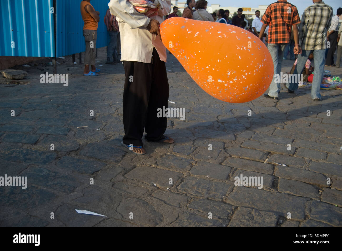 Un uomo vende palloncini vicino al porto di Mumbai, in India. Foto Stock