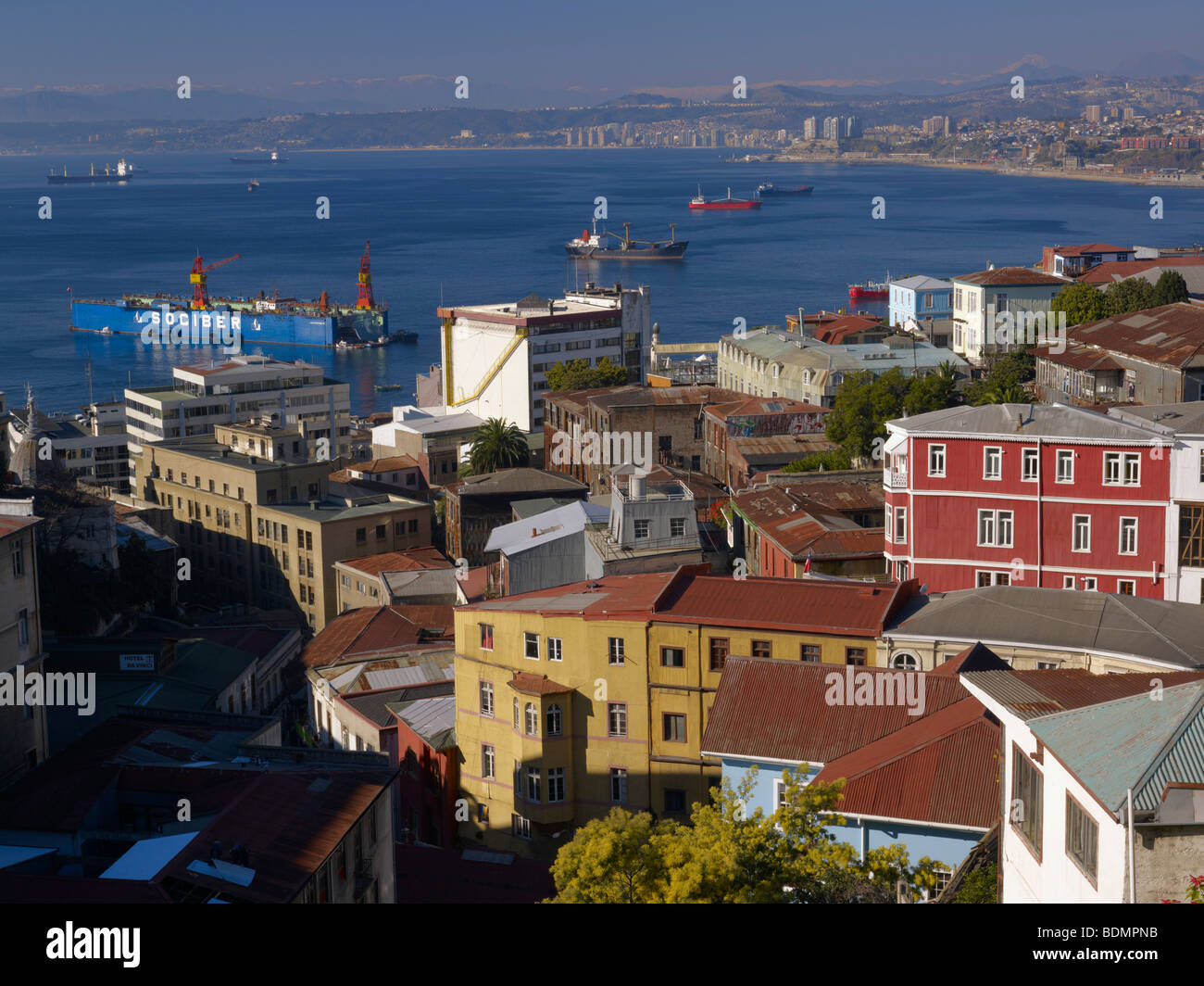 La vista della baia di Valparaiso a Vina del Mar con il Monte Aconcagua nella distanza. Il Cile. Foto Stock