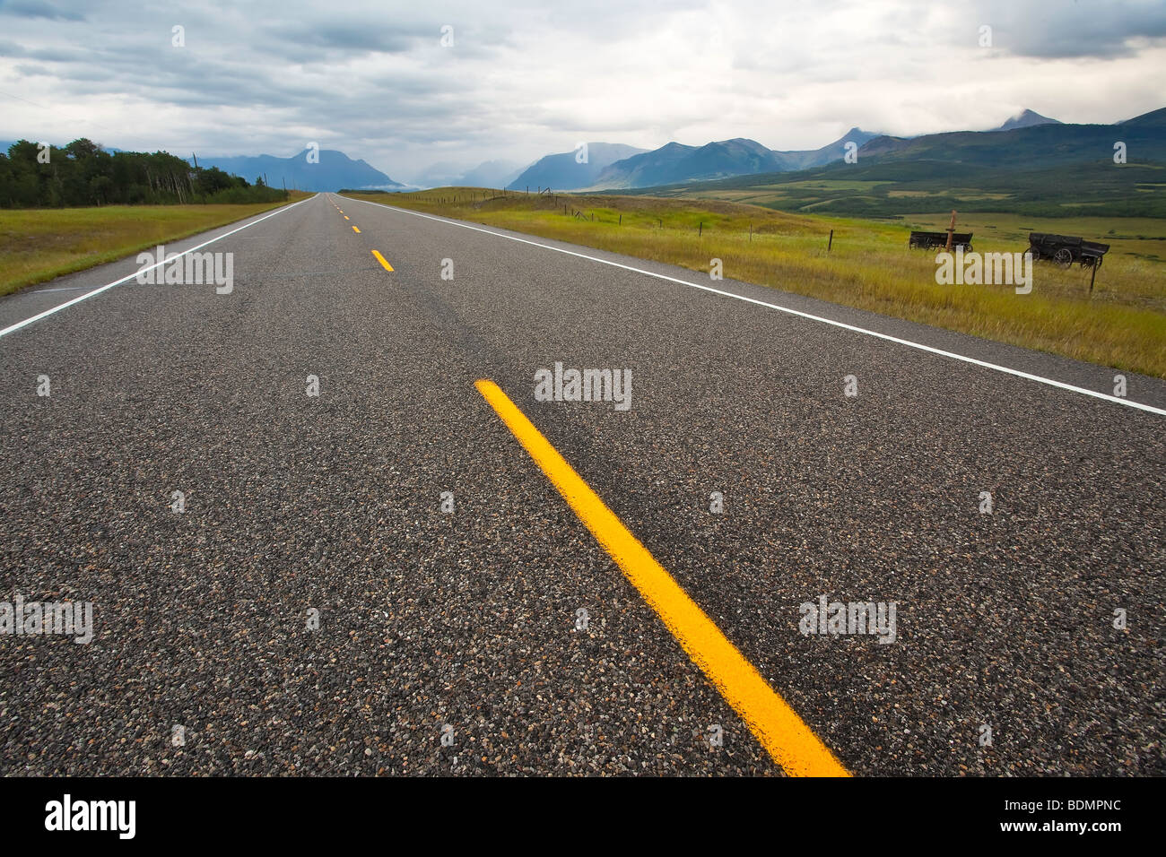 L'autostrada #6 che conduce al Parco Nazionale dei laghi di Waterton, Alberta, Canada. Foto Stock