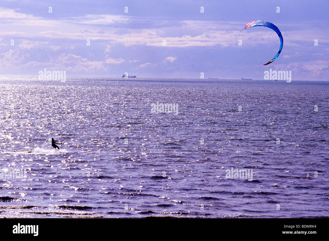 Para paracadute di kite surf, paracadute, Hunstanton Beach, Norfolk East Anglia England Regno Unito litorale costiero attività sport mare aquiloni Foto Stock