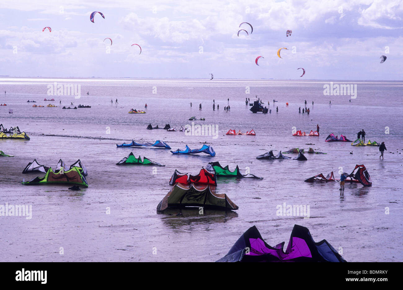 Para paracadute di kite surf, paracadute, Hunstanton Beach, Norfolk East Anglia England Regno Unito litorale costiero attività sport mare aquiloni Foto Stock