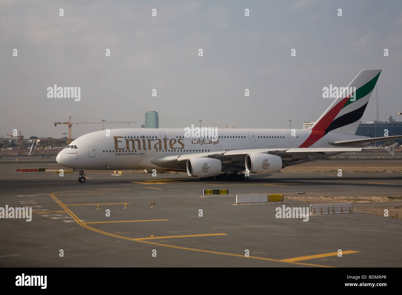 Emirates Airline Airbus A380 i jumbo jet rullaggio Foto Stock