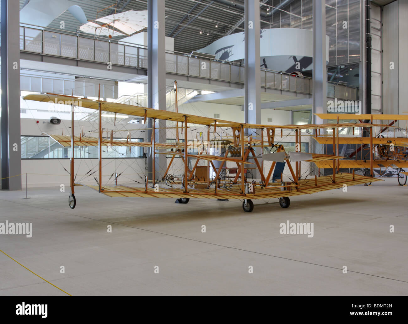 Aspetto posteriore di repliche di inizio xx secolo aereo,situato nello spazio hangar iwm duxford,cambridgeshire,Inghilterra. Foto Stock