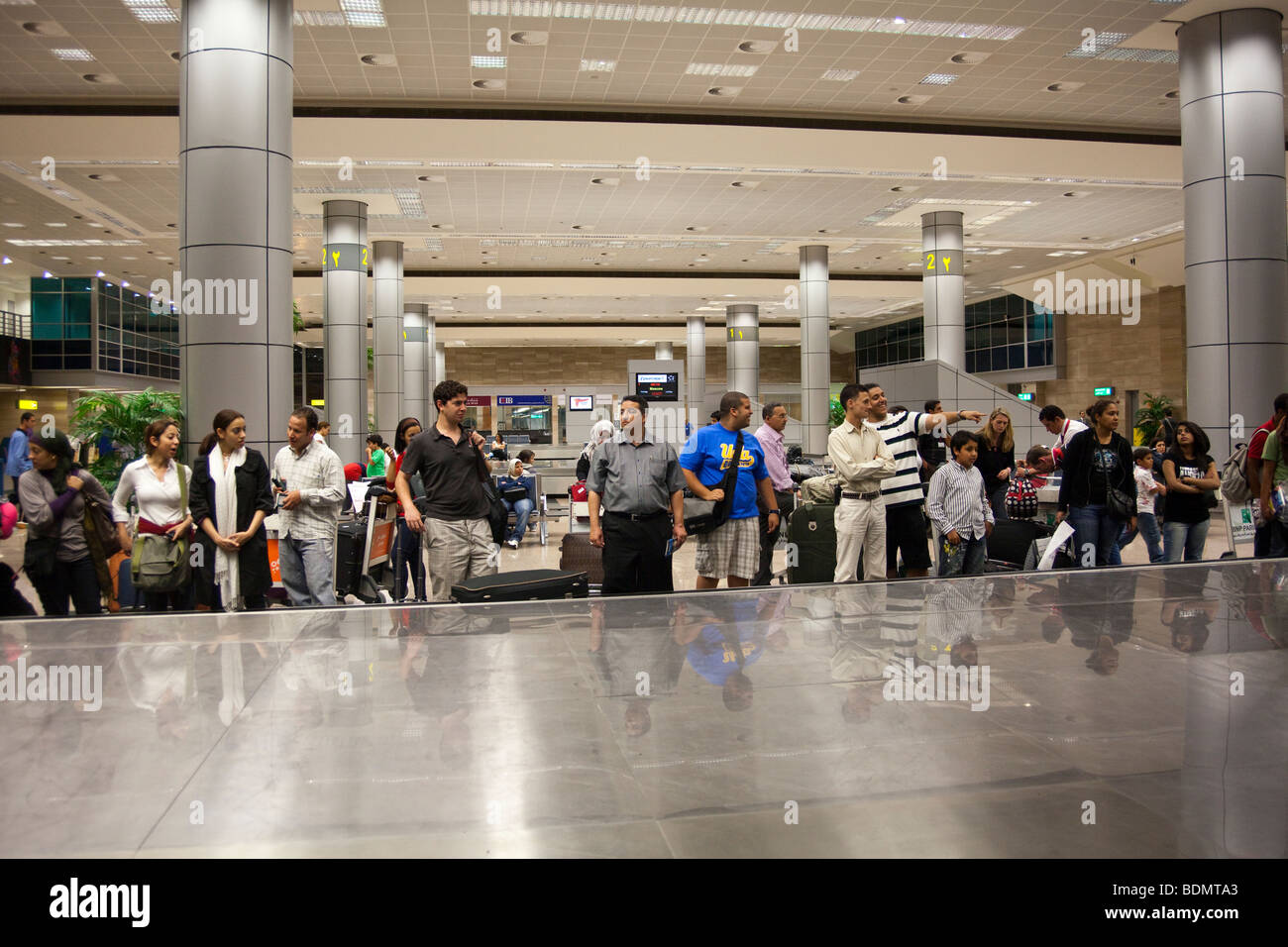 I passeggeri in attesa per i bagagli sull'Egitto volo aereo, terminale 3, dall'aeroporto internazionale del Cairo, Egitto Foto Stock
