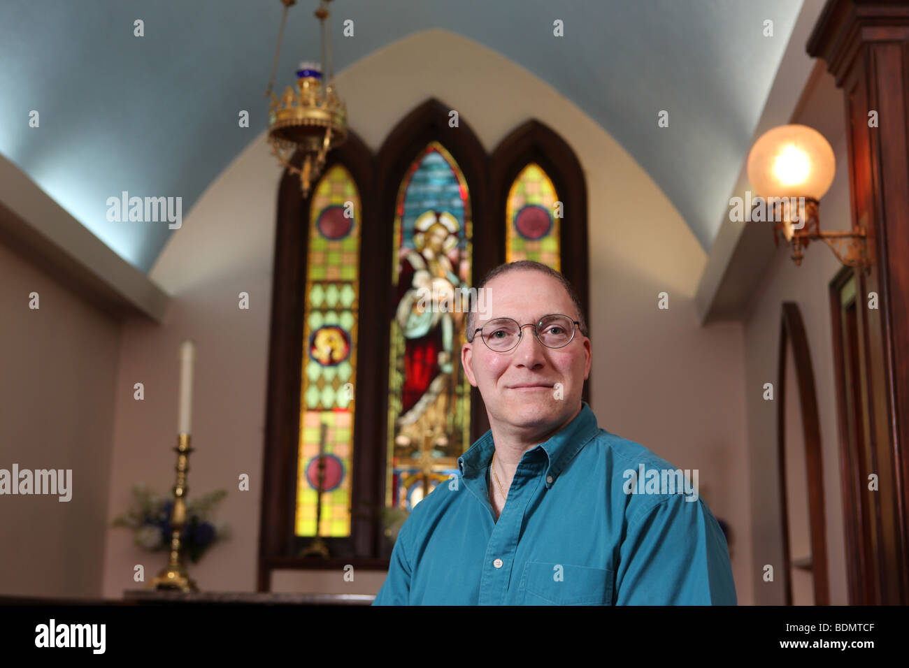 Ritratto di gay parishioner in San Giovanni Church-Wilmot episcopale, un LGBT-friendly chiesa di New York. Katharine Andriotis Foto Stock