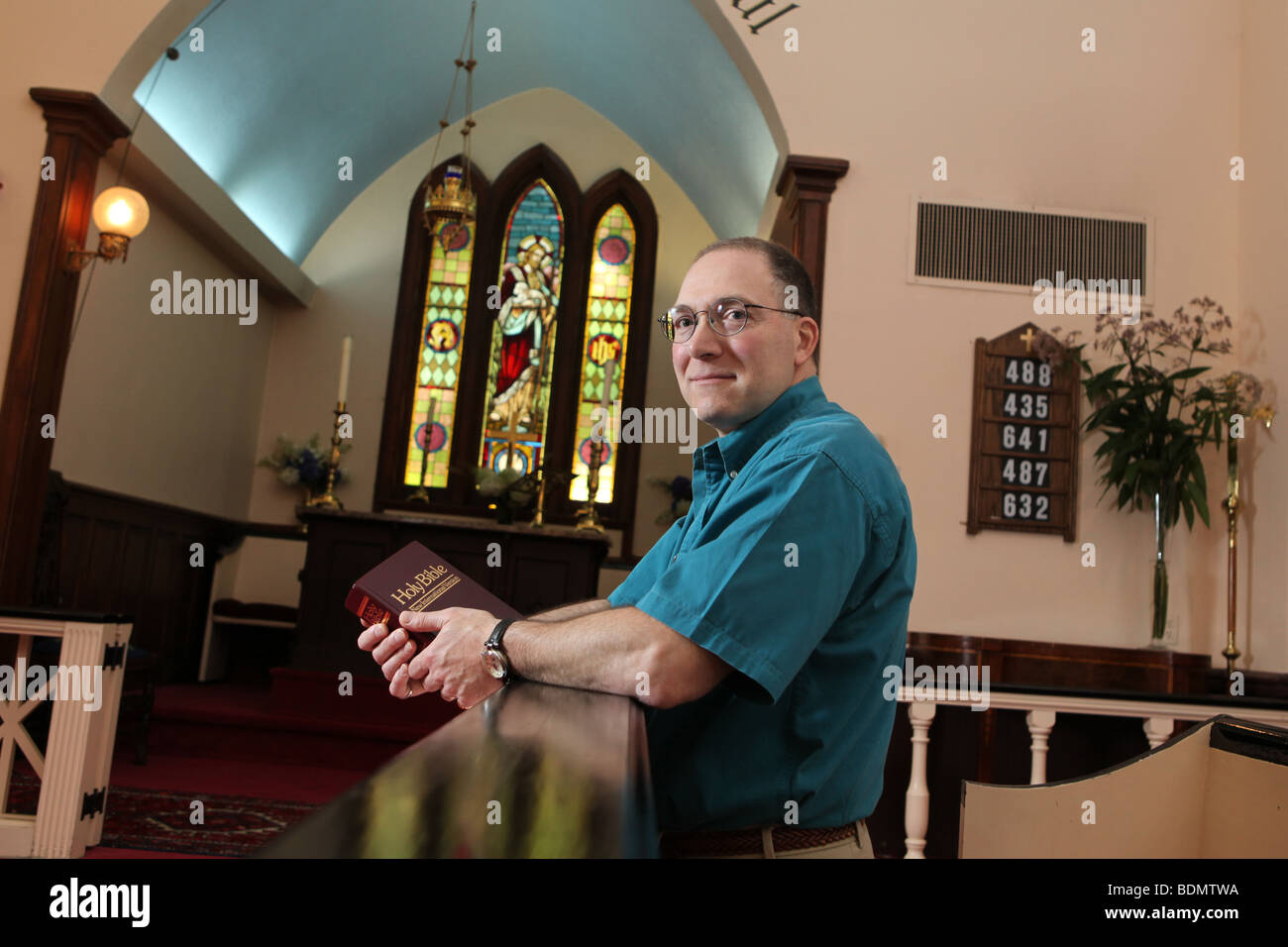 Gay Parishioner adorare in San Giovanni Church-Wilmot episcopale, un all-inclusive LGBT-friendly chiesa di New York. KAndriotis Foto Stock