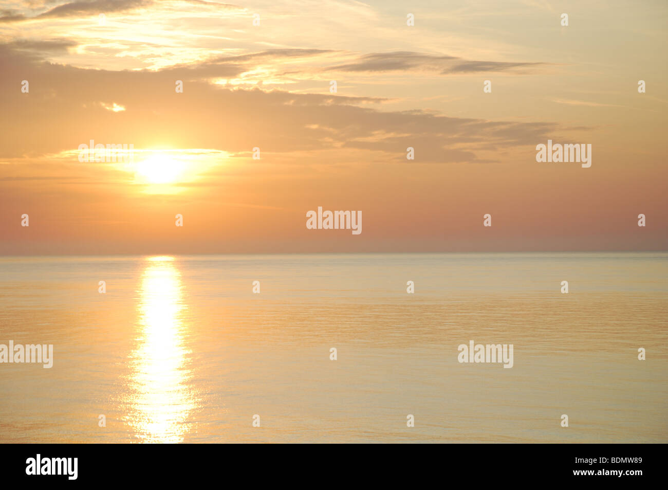 La mattina presto tramonto sul mare a Eastbourne Inghilterra Regno Unito Foto Stock