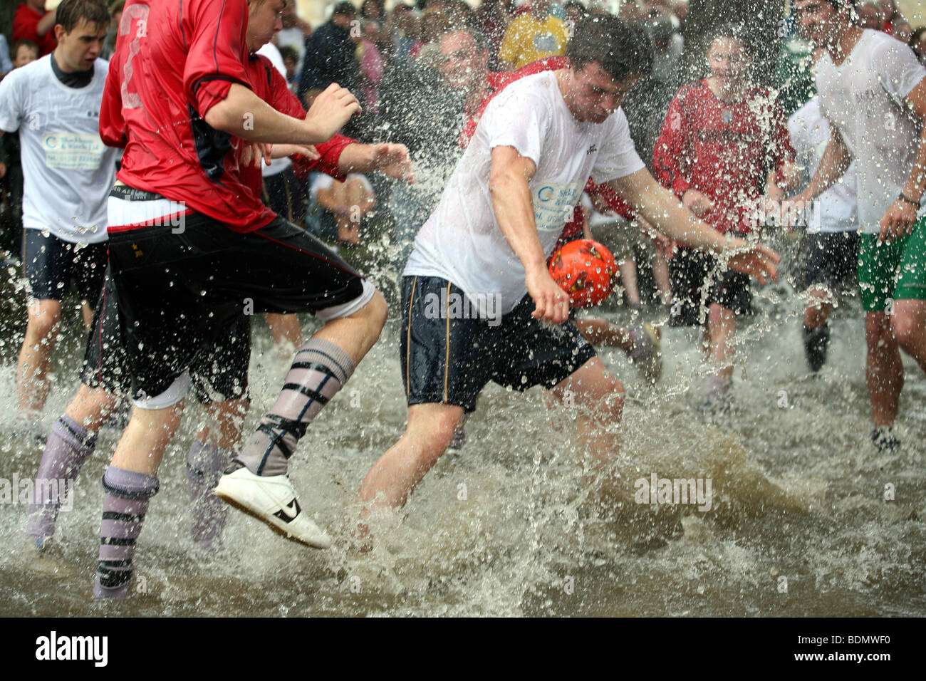 L annuale partita di calcio svoltasi nel Fiume Windrush Bourton sull'acqua Foto Stock