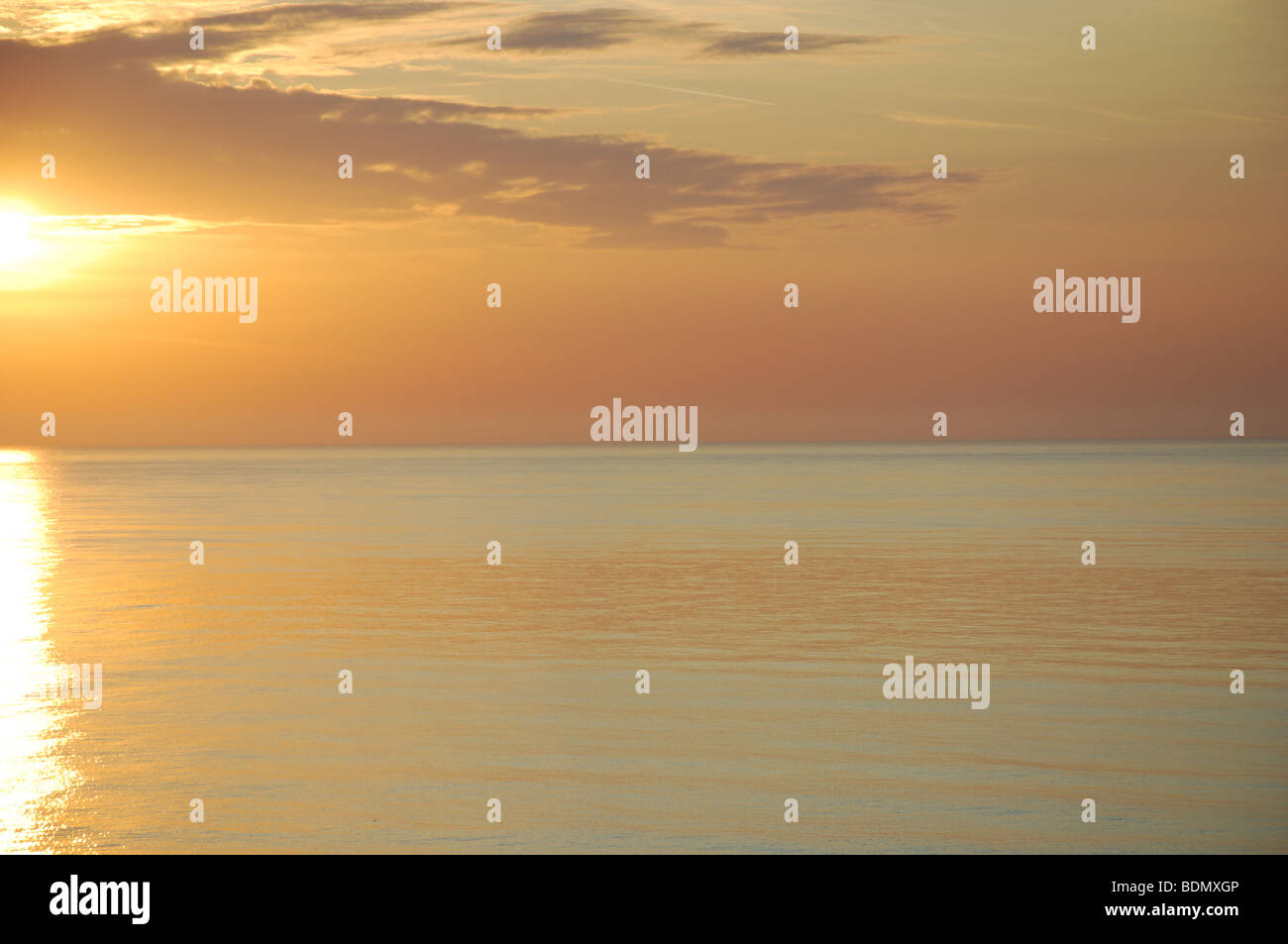 La mattina presto tramonto sul mare a Eastbourne Inghilterra Regno Unito Foto Stock