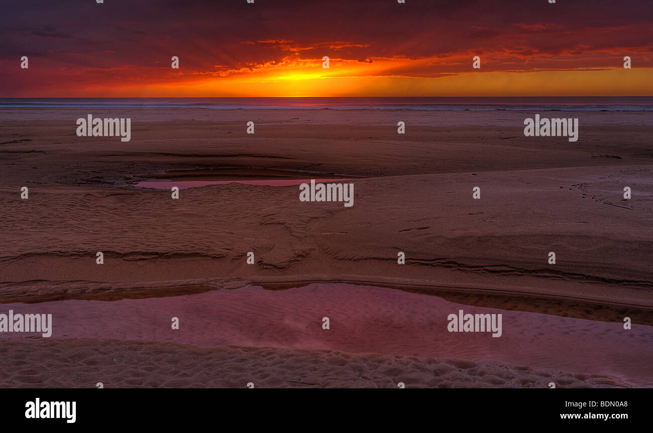 Una radura tempesta invernale offre un bellissimo tramonto Cielo a Pismo Beach State, Pismo Beach, California, Stati Uniti d'America. Foto Stock