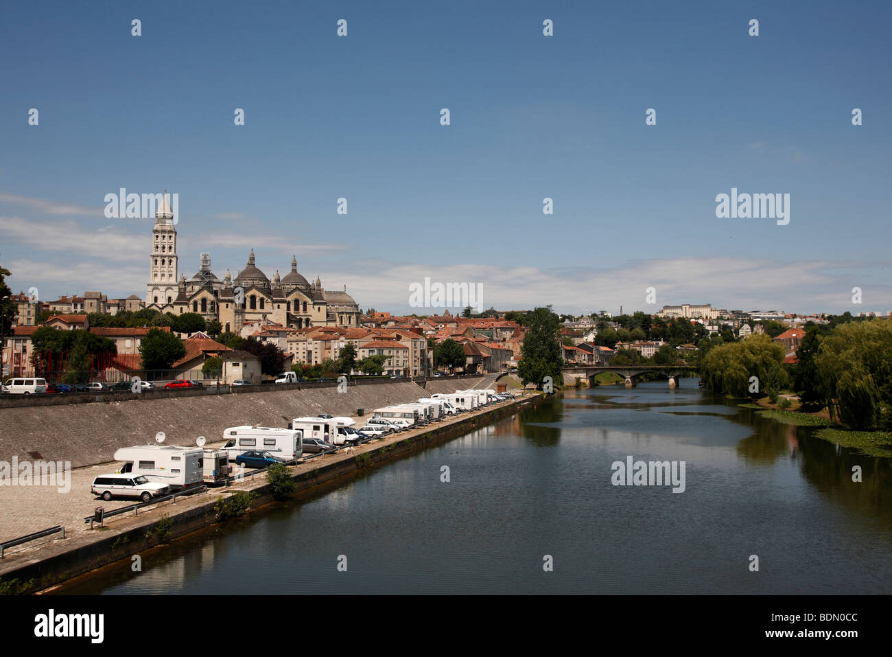 I camper in un Aire de camping car dal fiume Isle in Perigueux in Dordogne regione della Francia Foto Stock