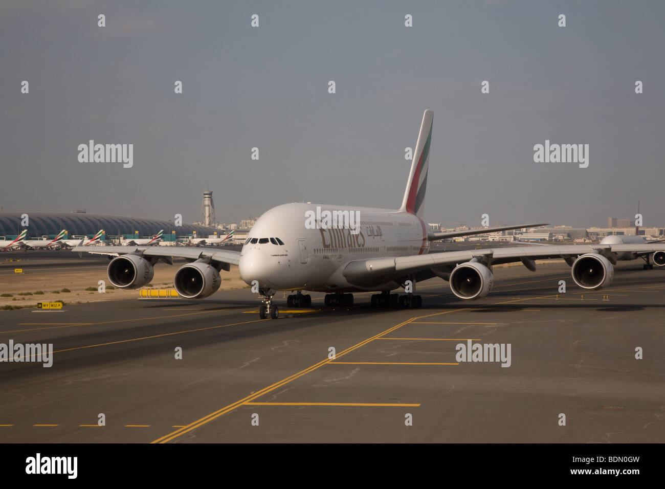 Emirates Airline Airbus A380 i jumbo jet rullaggio Foto Stock