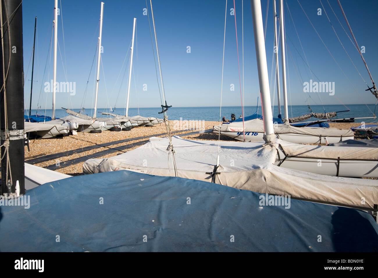 Barche sulla spiaggia a Eastbourne, Inghilterra. Foto Stock