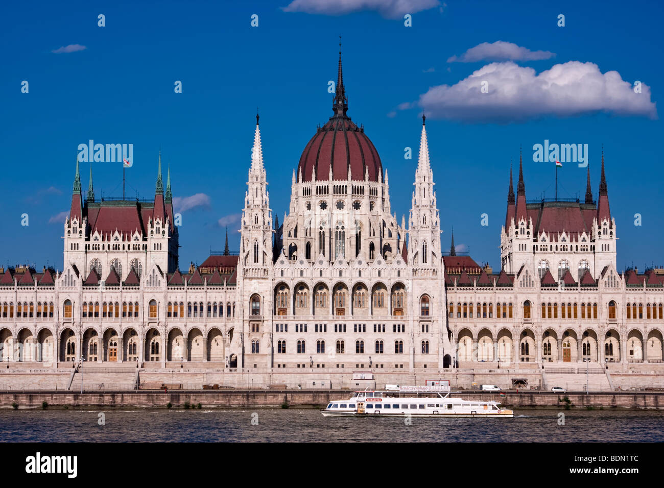 Parlamento ungherese edificio sulle rive del Danubio Foto Stock