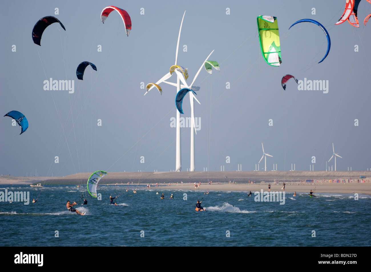 Kite surfers vicino al Oosterscheldekering (in inglese: Schelda orientale mareggiata barriera), Zeeland, Paesi Bassi. Foto Stock