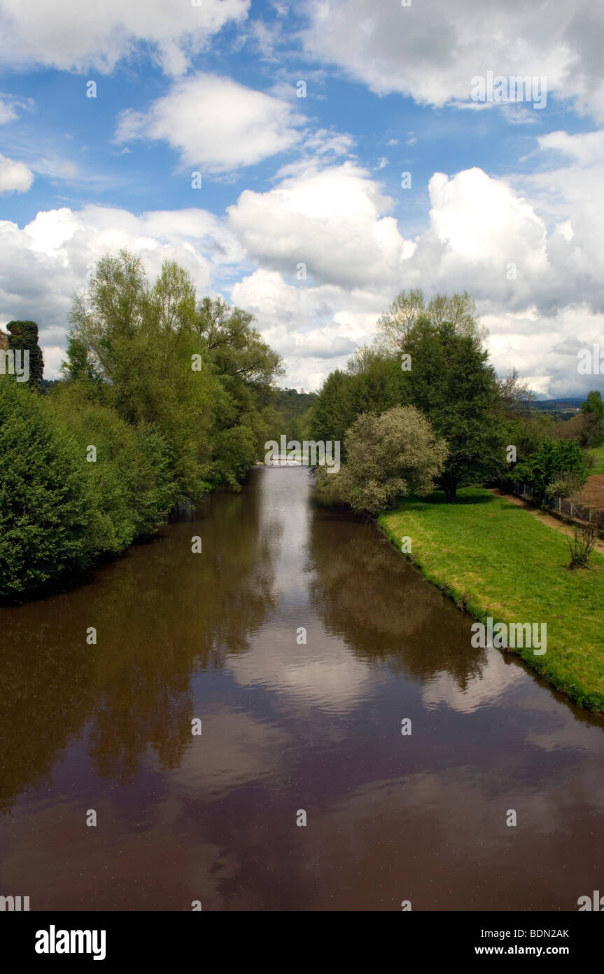 Piccolo fiume nella campagna francese Foto Stock