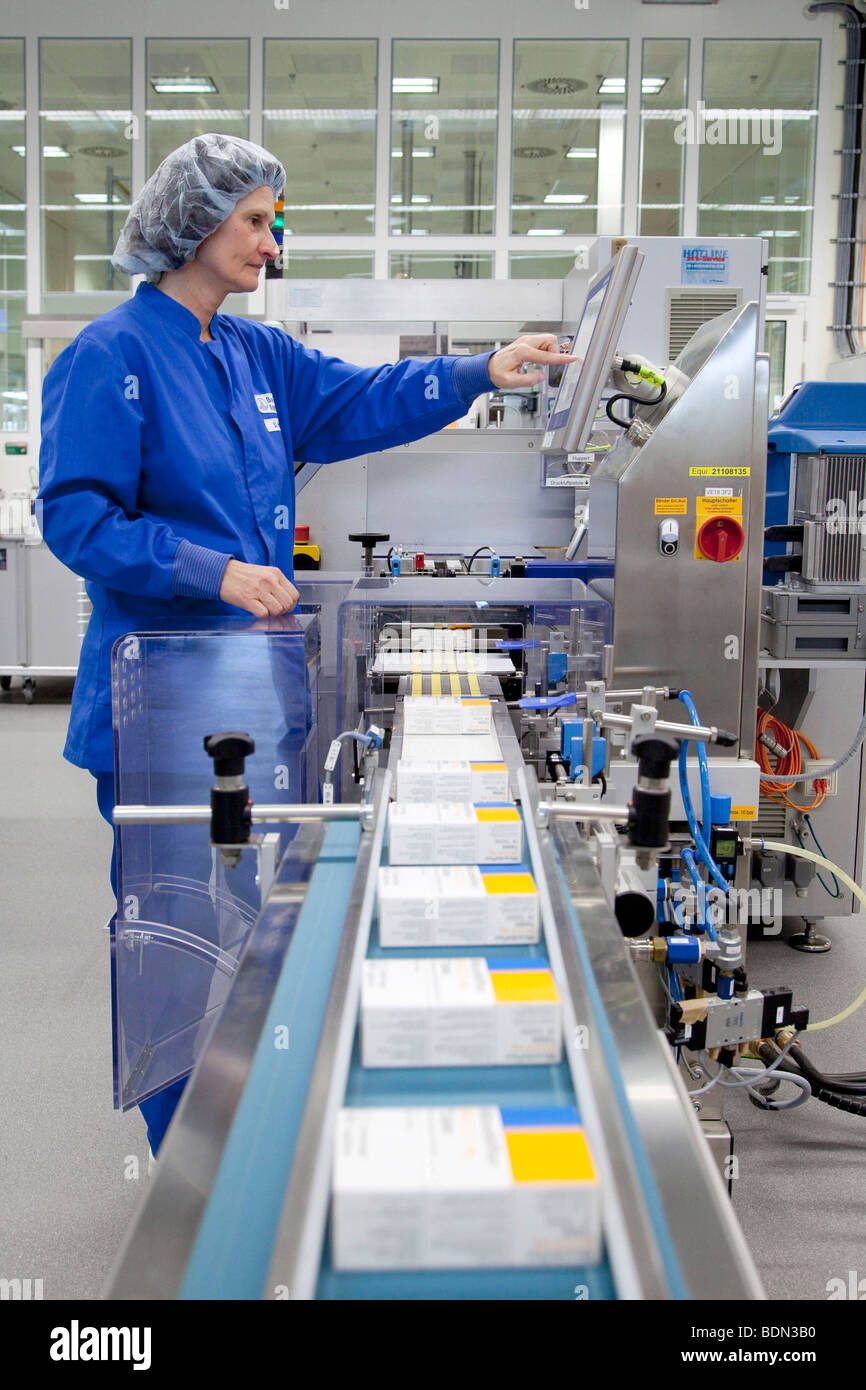 Dipendente di Boehringer Ingelheim GmbH, di controllo di una macchina di confezionamento in logistica e del centro di imballaggio, farmaceutica compa Foto Stock