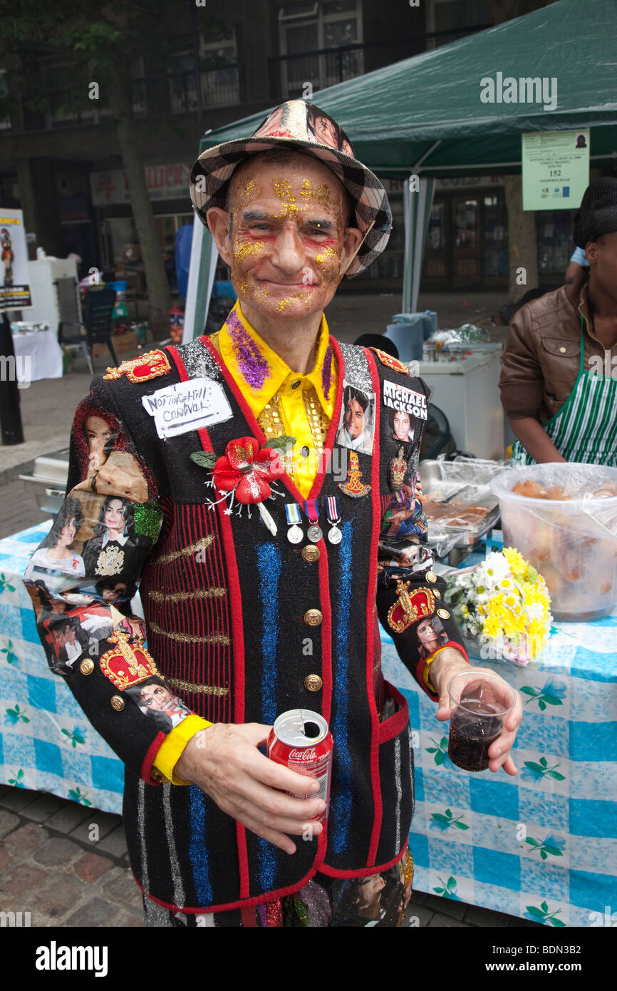 Carnevale di Notting Hill 2009 - Uomo in un abito stravagante con Michael  Jackson foto incollata ad essa Foto stock - Alamy