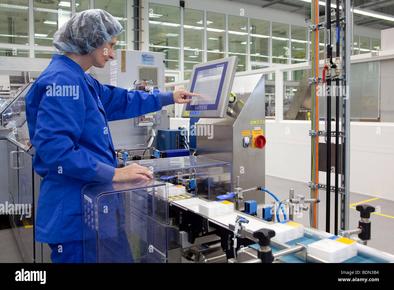 Dipendente di Boehringer Ingelheim GmbH, di controllo di una macchina di confezionamento in logistica e del centro di imballaggio, farmaceutica compa Foto Stock