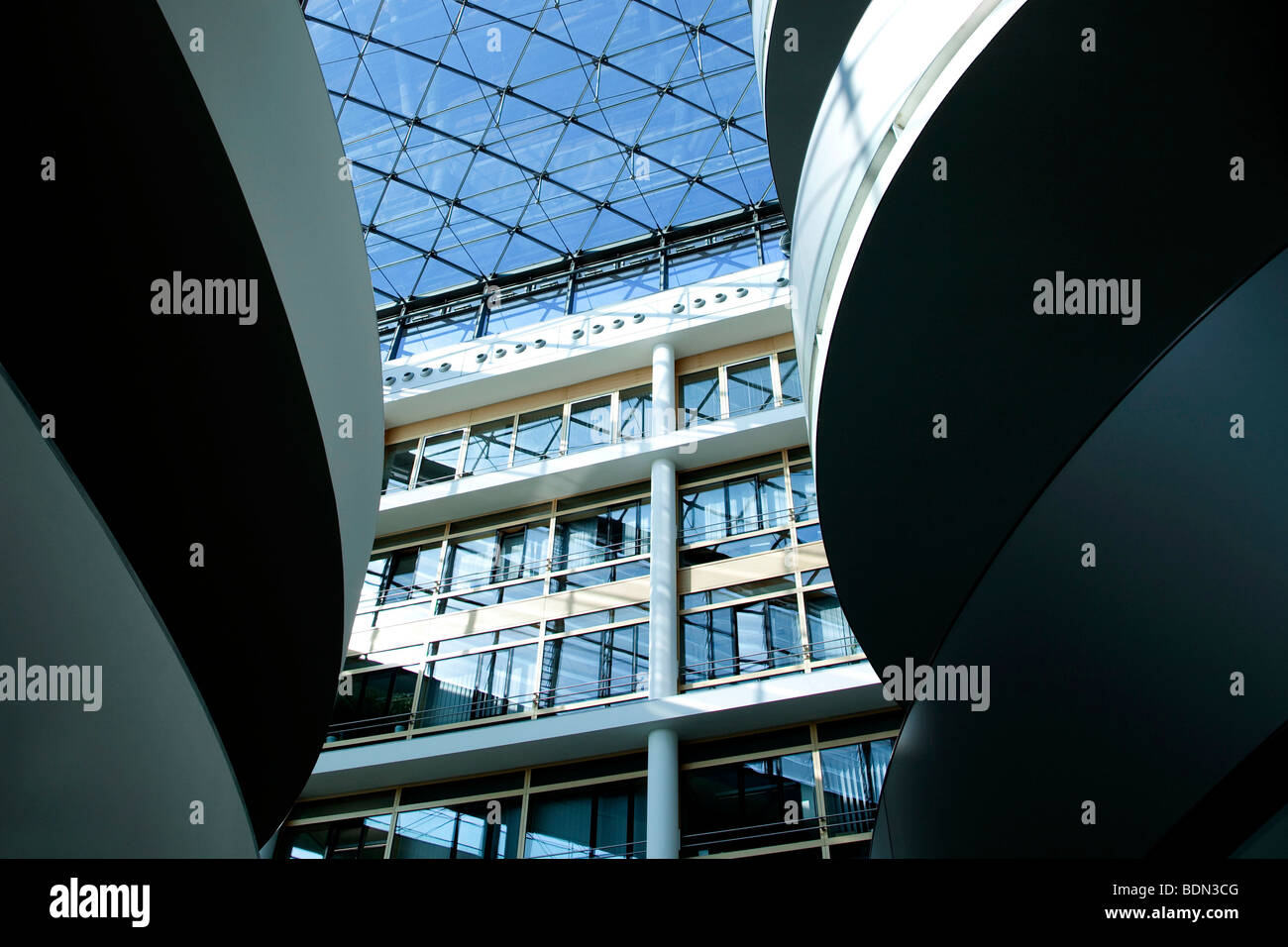 Interno, lobby atrium presso la sede operativa della società farmaceutica Boehringer Ingelheim GmbH, Ingelheim, Renania-Palatinato, Foto Stock
