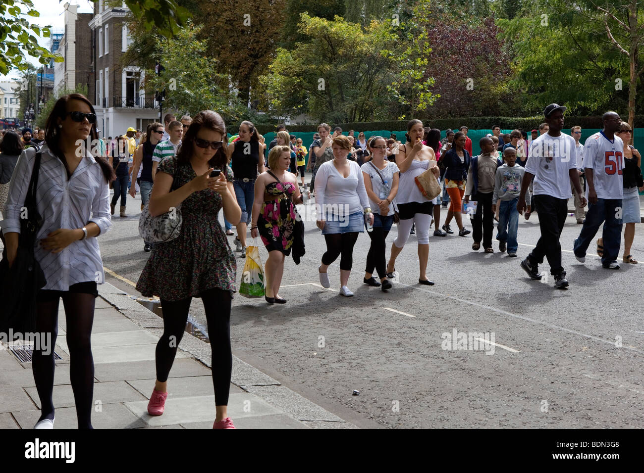 La folla a piedi al carnevale di Notting Hill Foto Stock