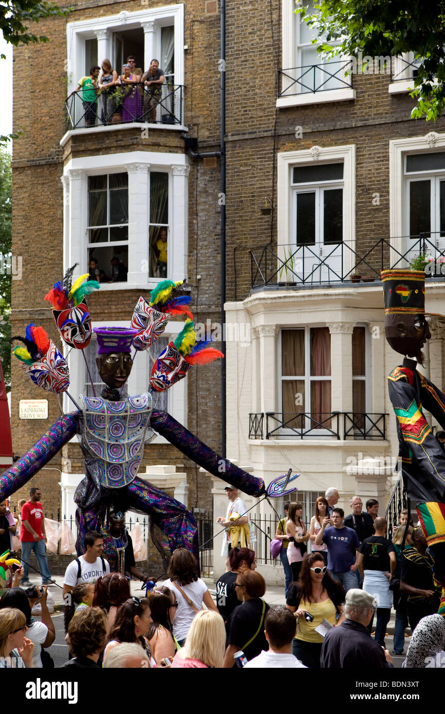 Folla in Notting Hill sfilata di carnevale Foto Stock