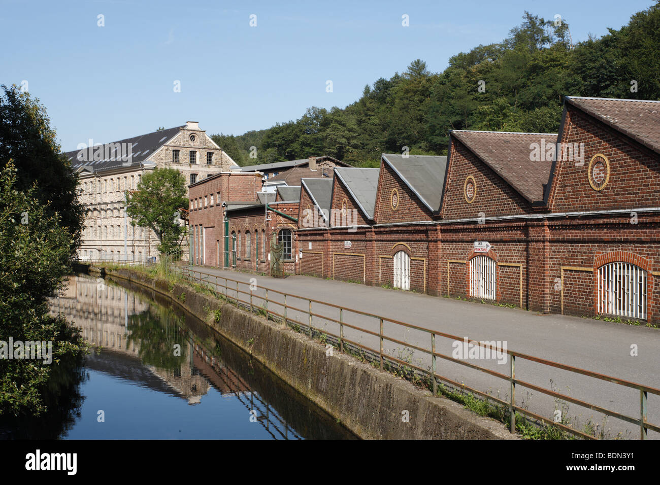 Radevormwald-Dahlerau, 'Textilstadt' Tuchfabrik Wülfing, Hauptgebäude mit Shedhallen an der Wupper Foto Stock
