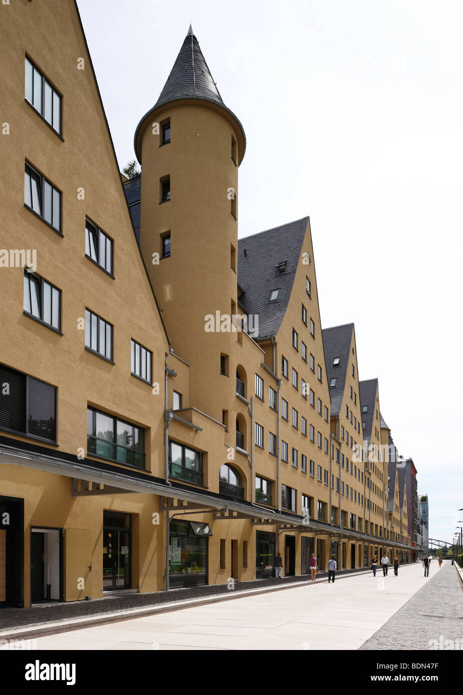 Köln, Rheinauhafen, 'Historisches Lagerhaus 'Siebengebirge'', zu modernen Wohnbauten umgenutzt, Landseite' Foto Stock