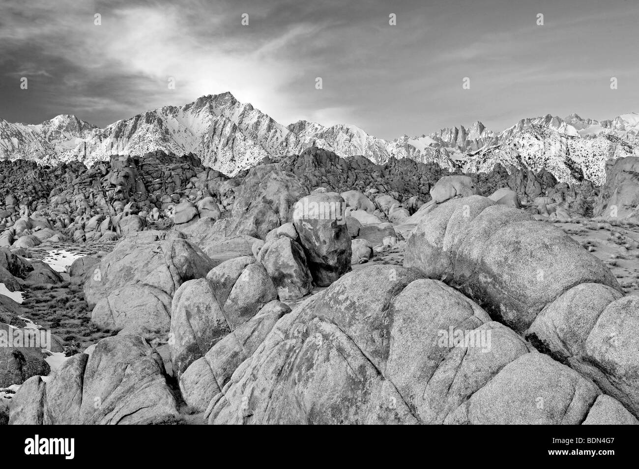 Alabama Hills alba con Lone Pine Peak e Mt. Whitney, California Foto Stock