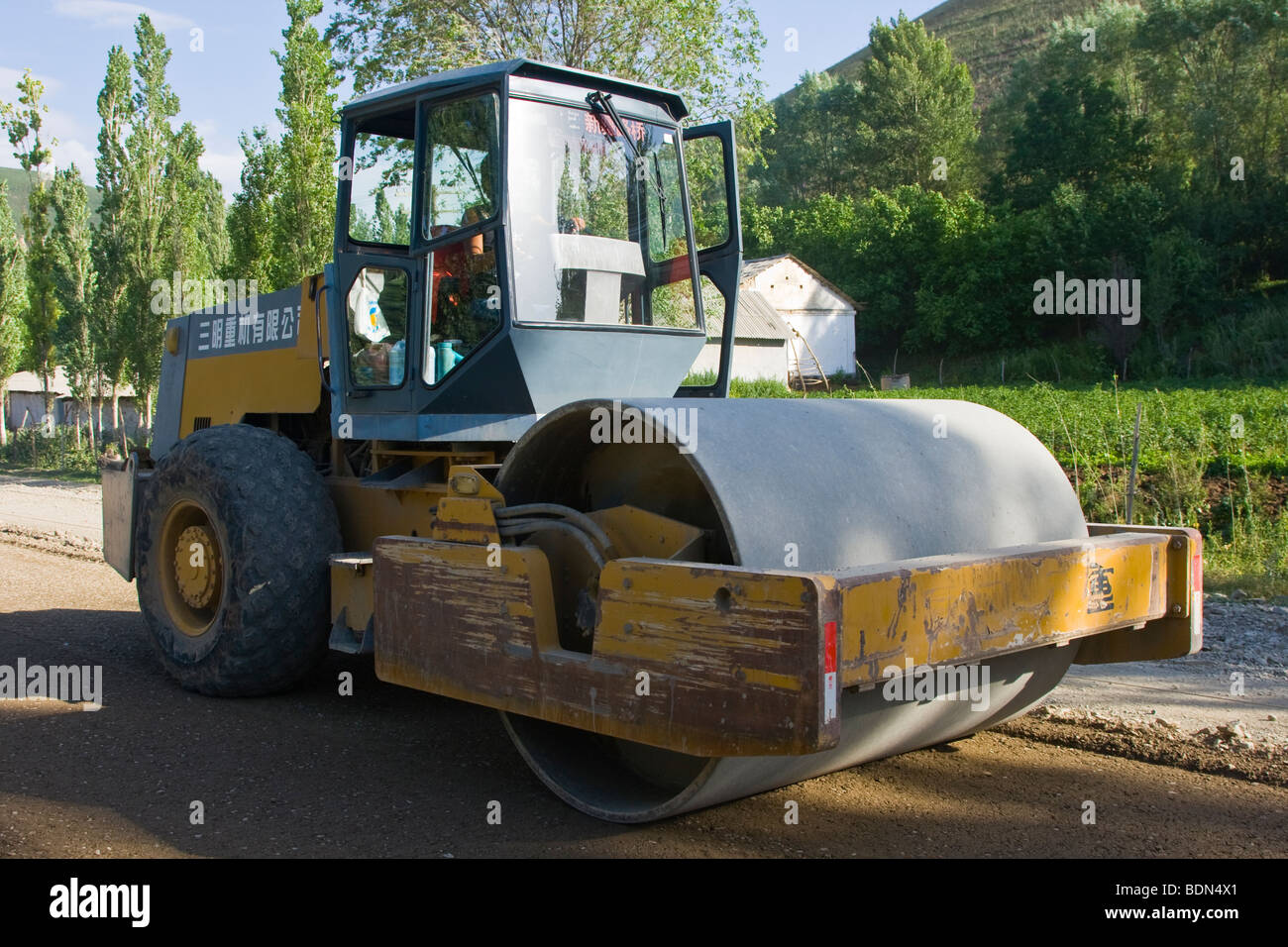 Rullo compressore della costruzione di strade nelle zone rurali del Kirghizistan Foto Stock