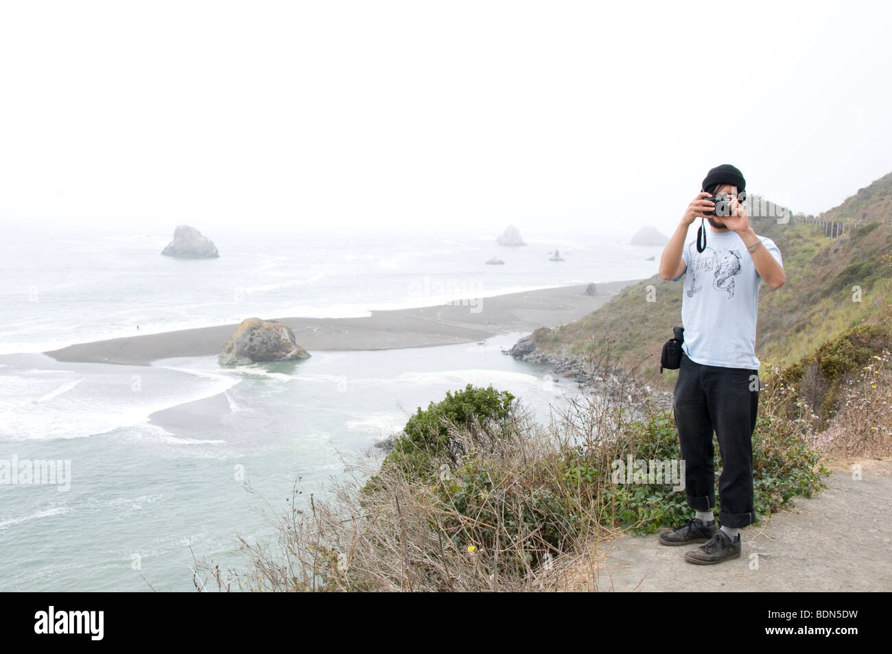 Persona di fotografare il fotografo in autostrada 1 in California Foto Stock