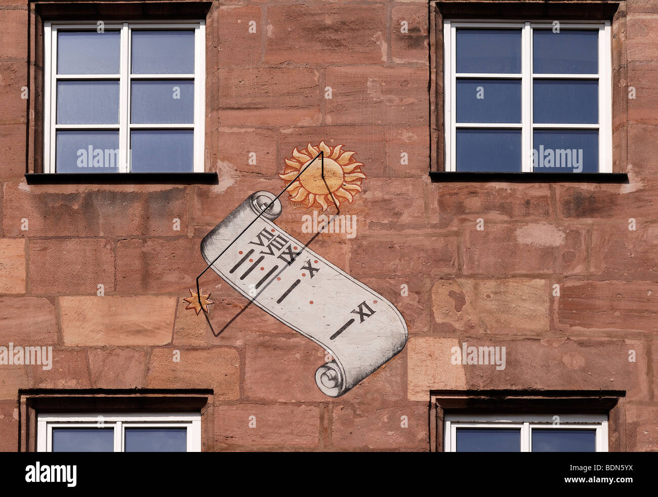 Il vecchio orologio solare su una facciata di pietra arenaria, Norimberga, Media Franconia, Baviera, Germania, Europa Foto Stock
