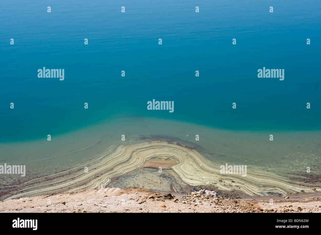 La formazione di depositi minerali anello la riva orientale del Mar Morto in Giordania. Foto Stock