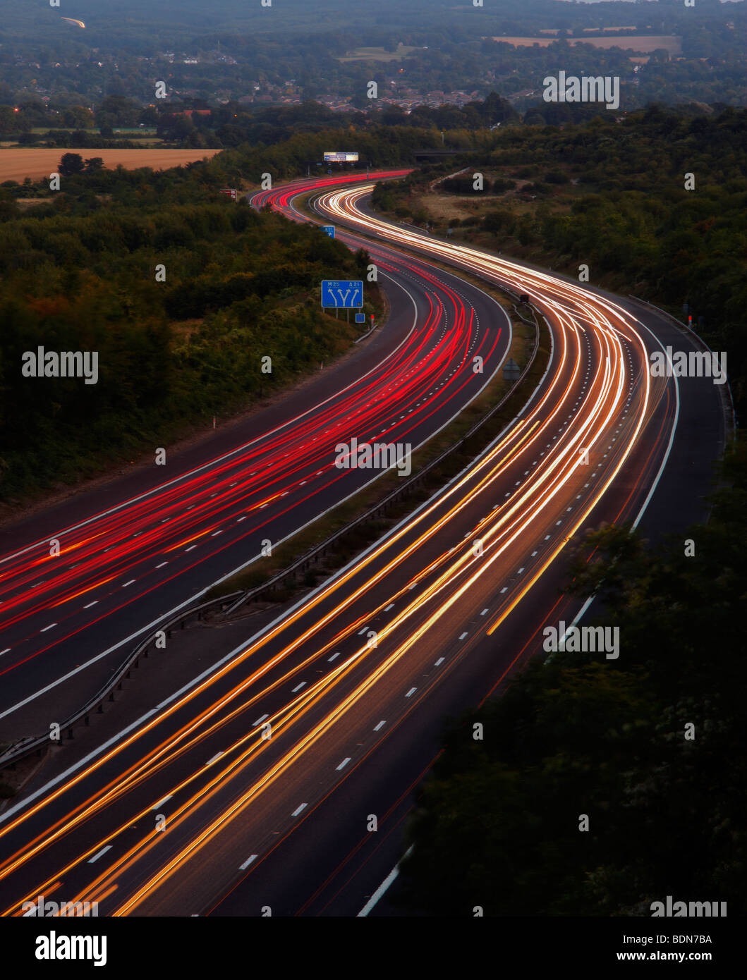 M25 Autostrada al crepuscolo. Kent, Inghilterra, Regno Unito. Foto Stock