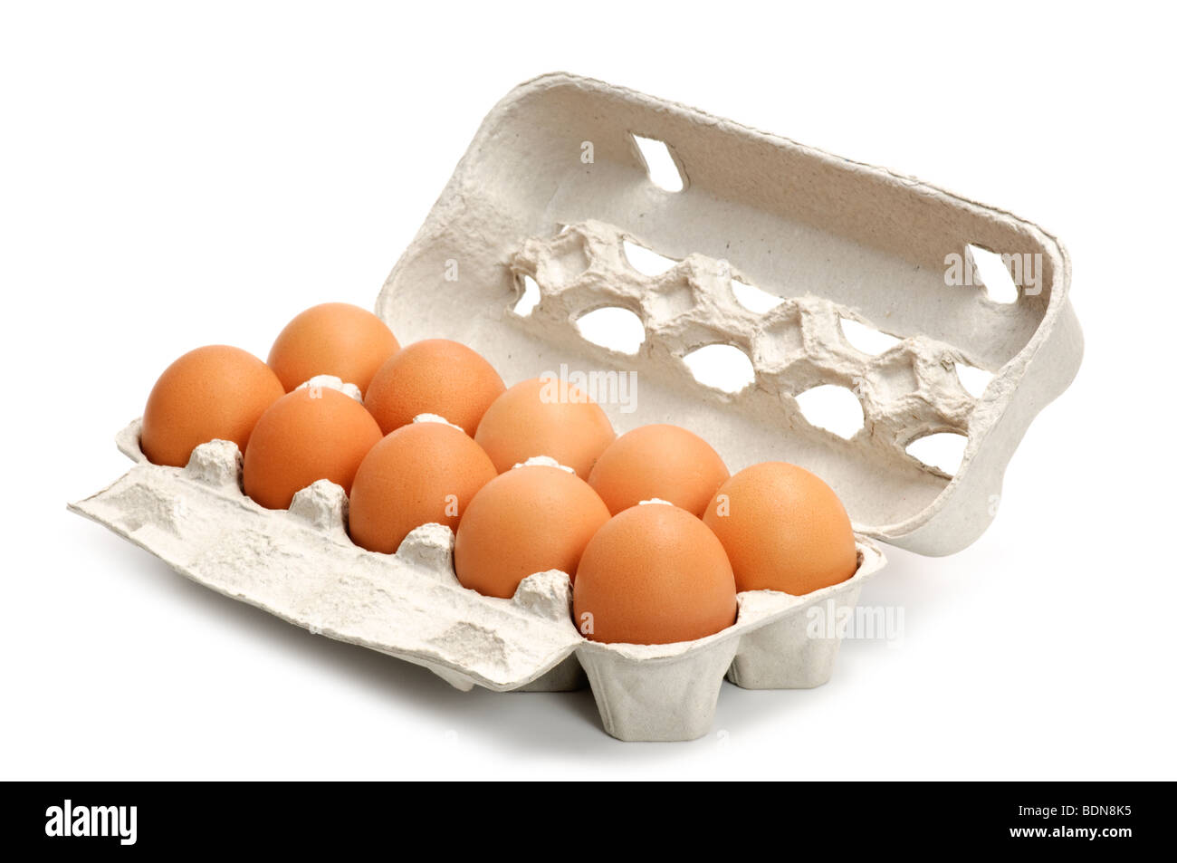 Le uova in una scatola isolata su bianco Foto Stock