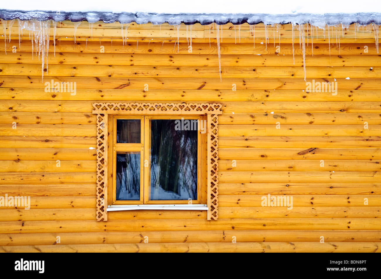 Cottage di campagna Casa pine è restio a parete con finestra e icicle Foto Stock