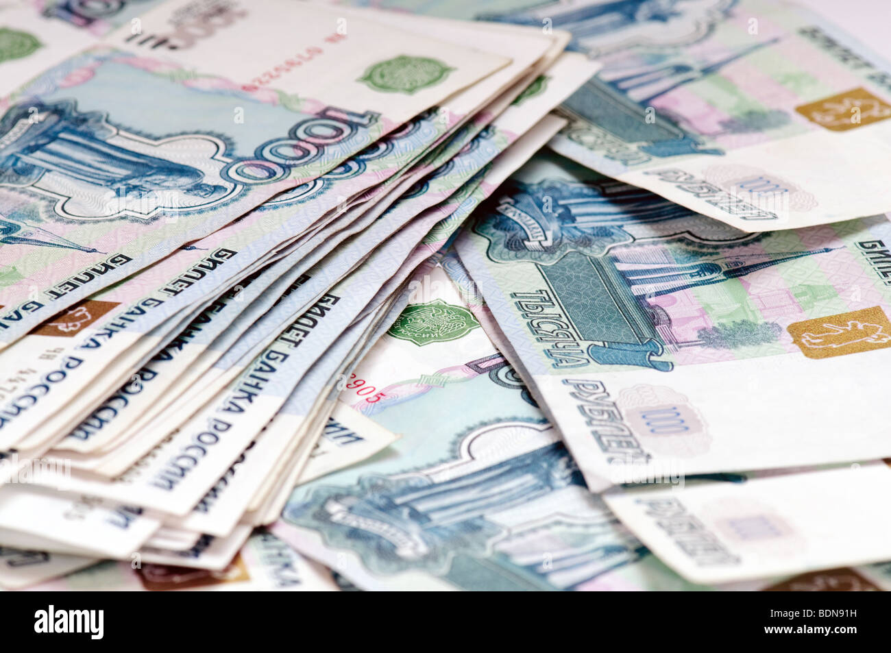 Soldi russi - pila di 1000 ruble banconote Foto Stock