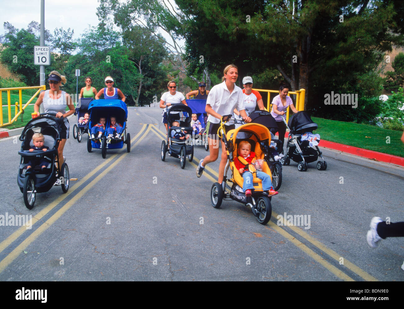 Gruppo delle madri in esecuzione con passeggini in California Foto Stock