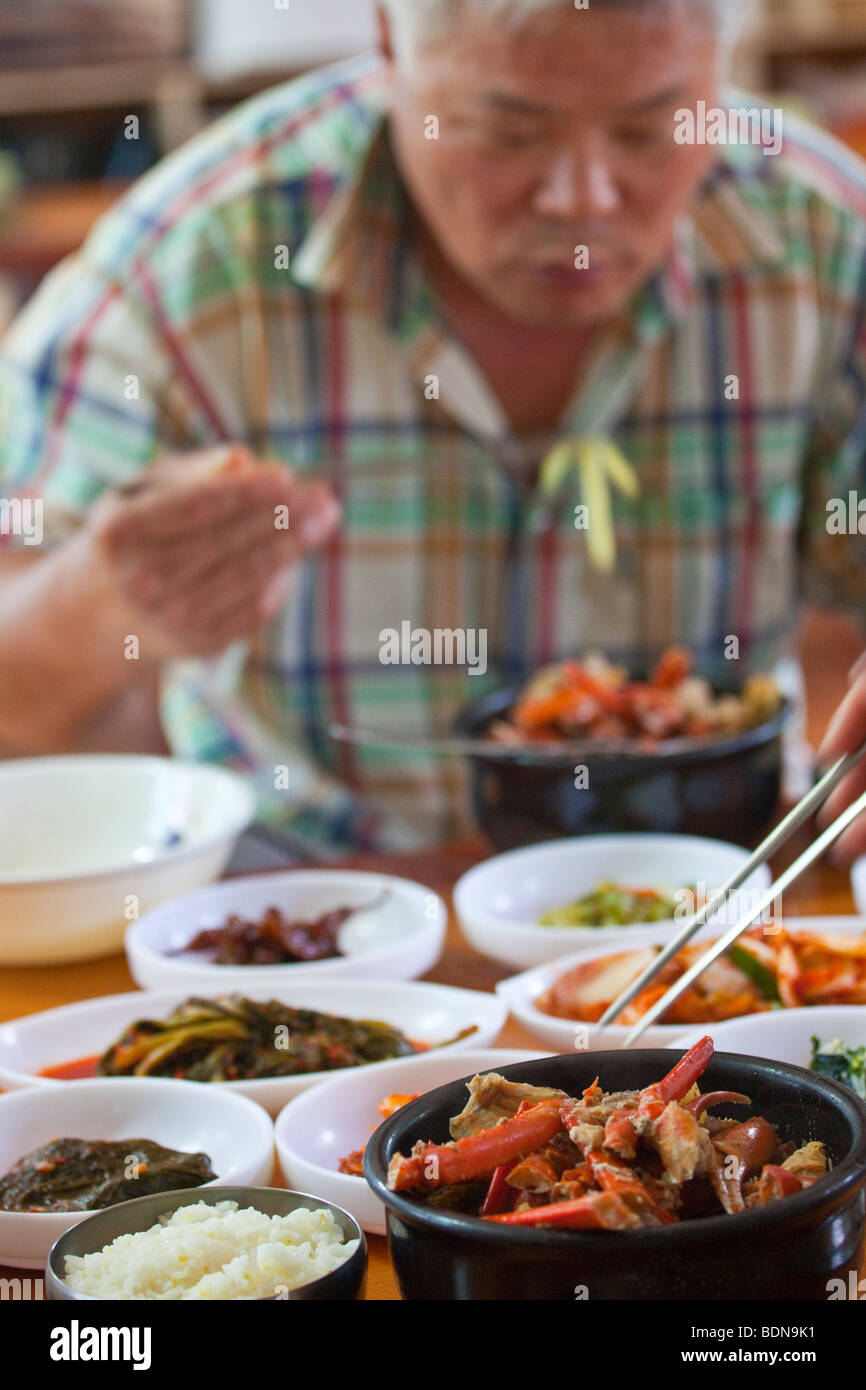 Il granchio stufato Jiggae ad un cibo coreano in un ristorante a Seoul COREA DEL SUD Foto Stock