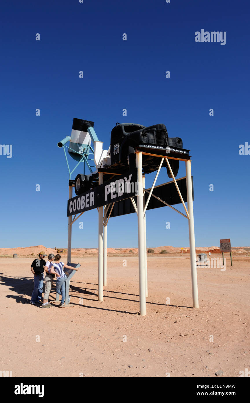 Benvenuto a Coober Pedy segno sotto forma di un carrello del ventilatore Foto Stock