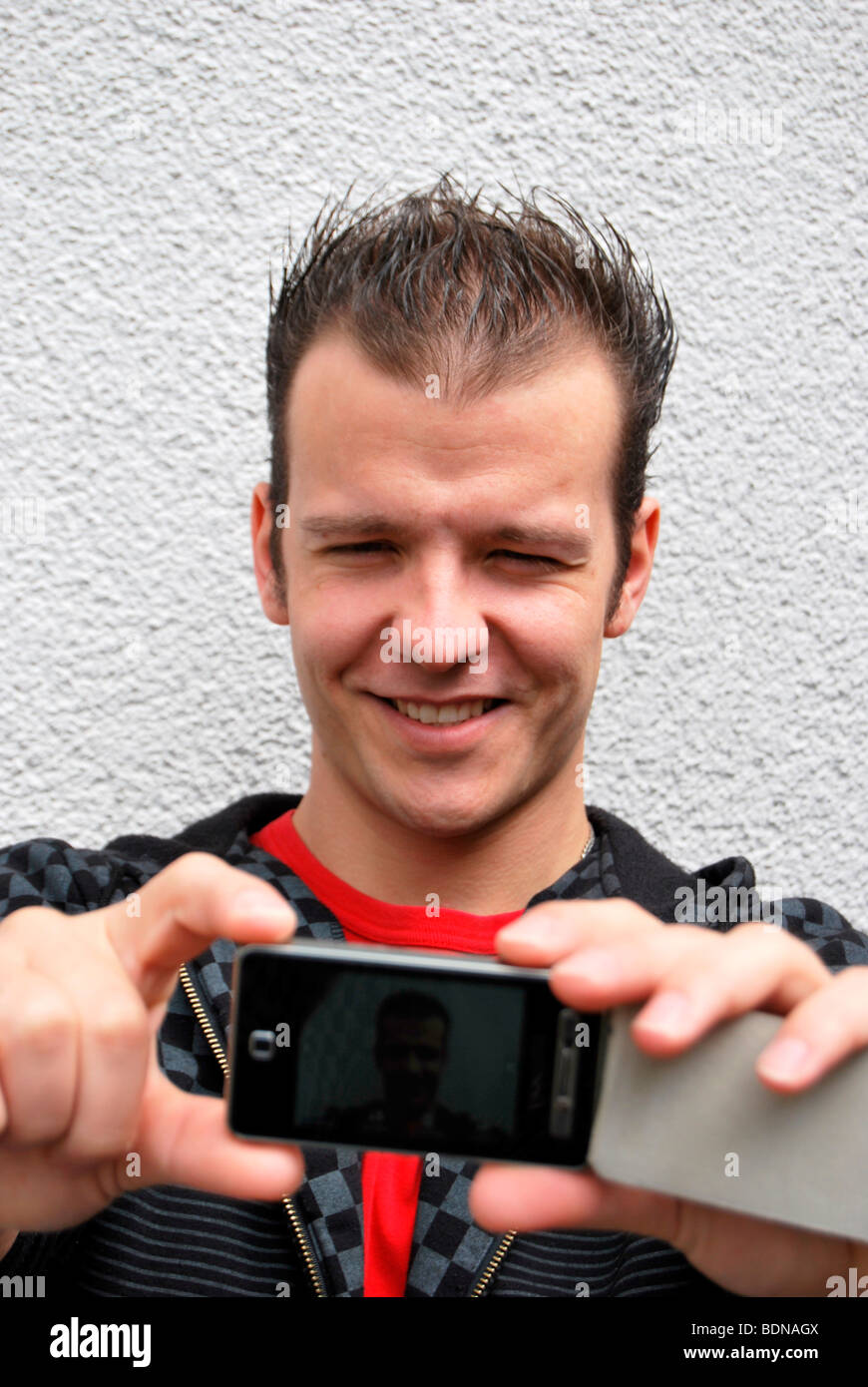Self-portrait, giovane fotografa se stesso con la fotocamera del telefono cellulare Foto Stock