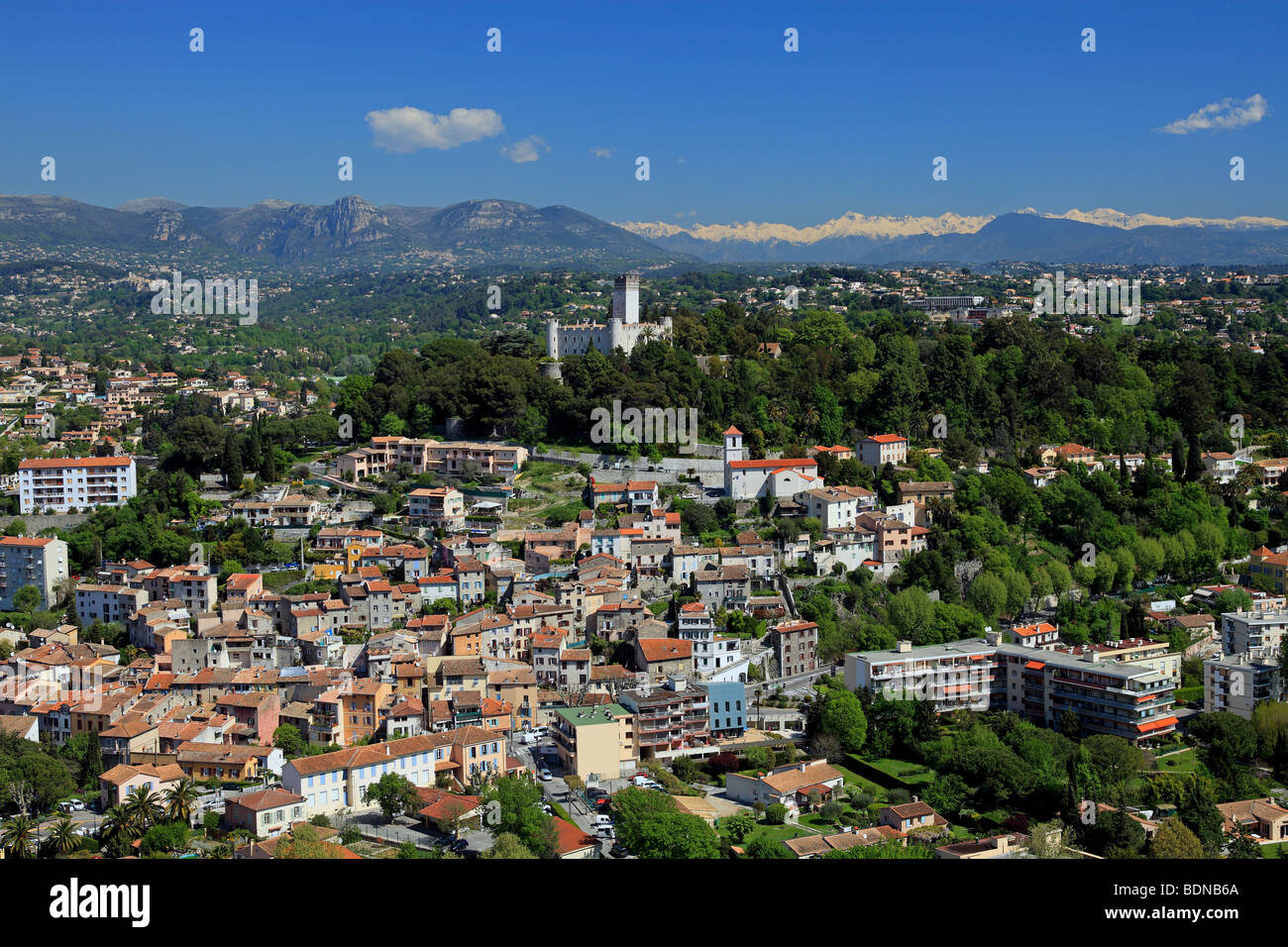 Il Mercantour nevicato mountain e il Villaggio Mediterraneo di Villeneuve Loubet Foto Stock