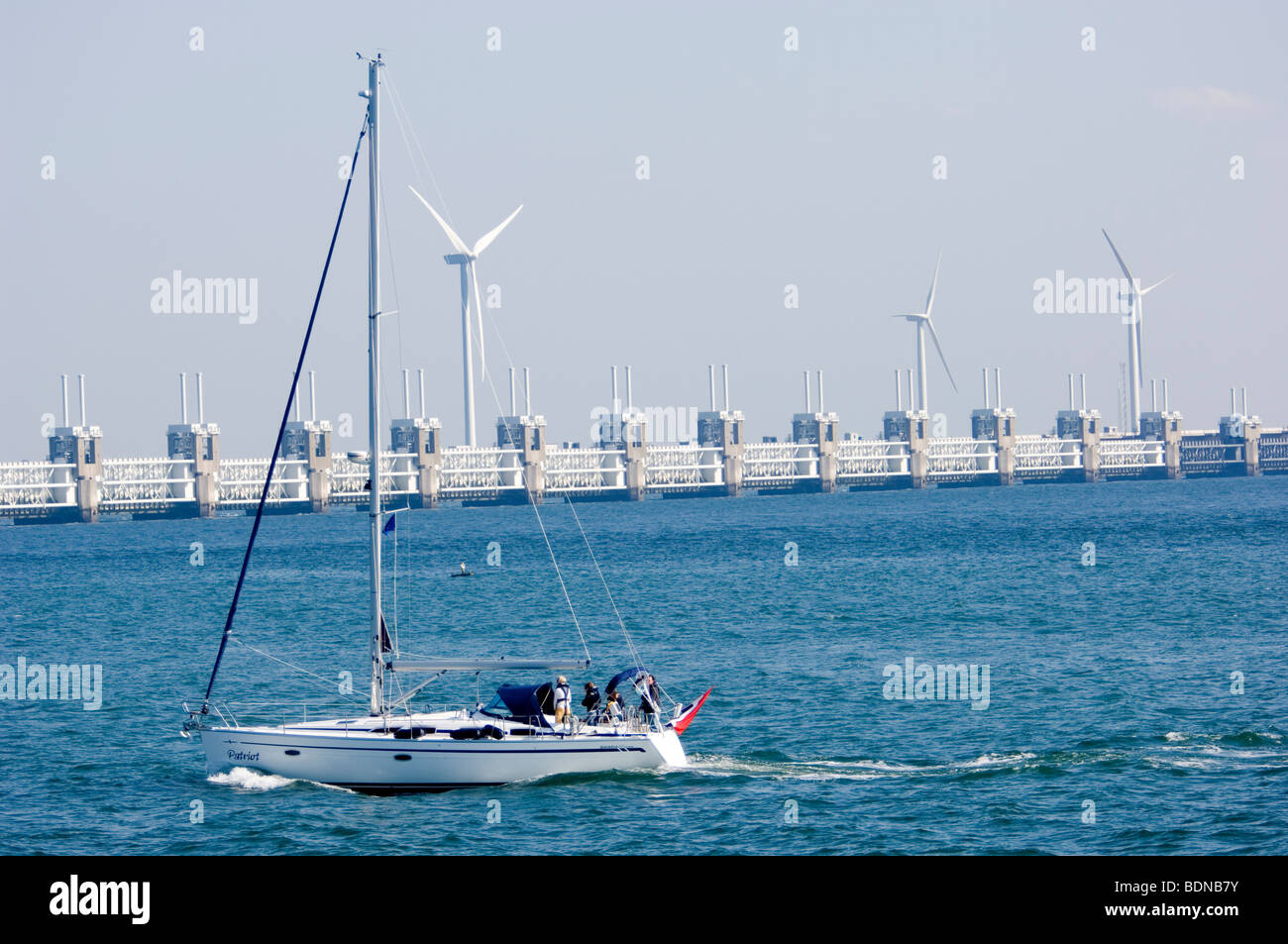 Barca a vela di fronte al Oosterscheldekering (in inglese: Schelda orientale mareggiata barriera), Zeeland, Paesi Bassi. Foto Stock